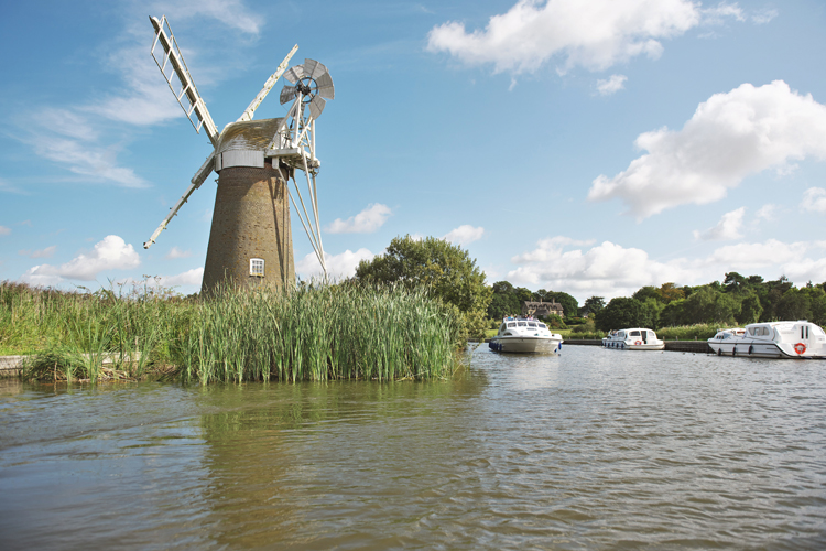 Motor cruiser on the Broads © Julian Claxton