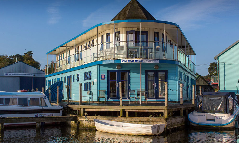 Waterside holidays at Barnes Brinkcraft