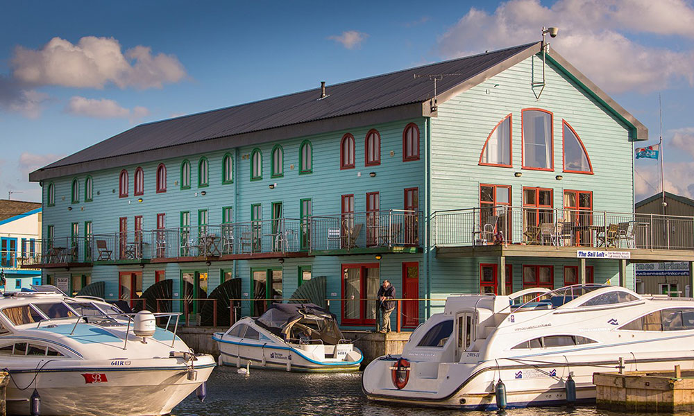 Waterside holidays at Barnes Brinkcraft