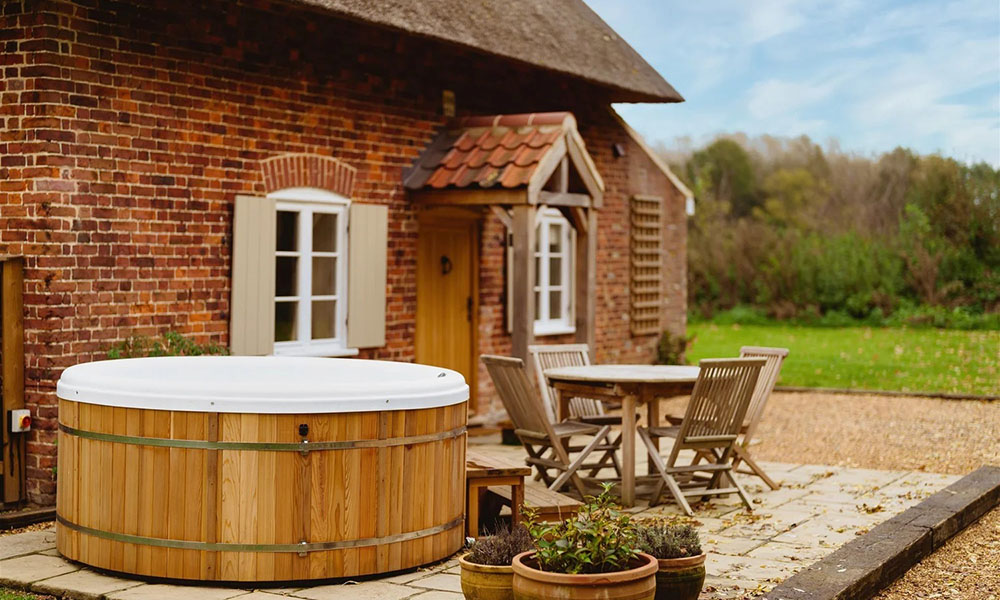 Hot tub holiday cottage at Worstead Estate
