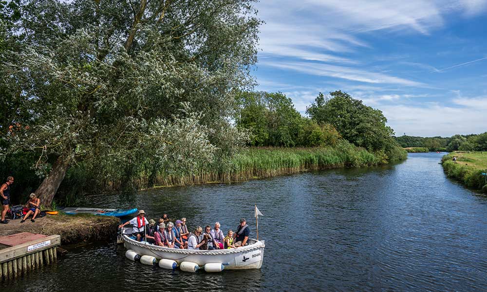 The Big Dog Ferry with passengers, leaving Geldeston